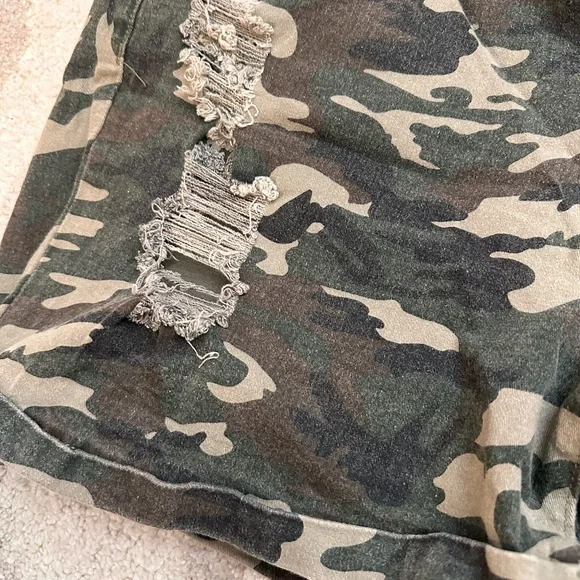 Plus Size 20 Rue21 Green Camo Jean Shorts - Picture 4 of 7